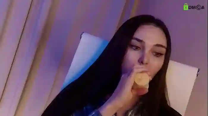 hollyextra