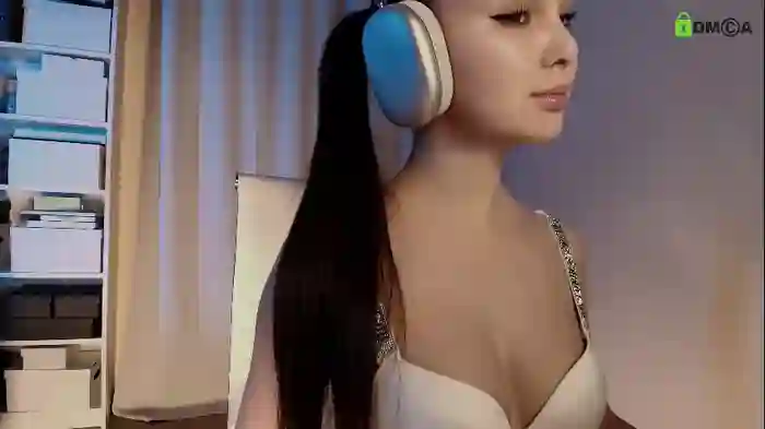 hollyextra