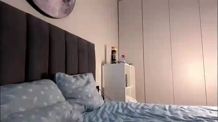 ellie_hollow
