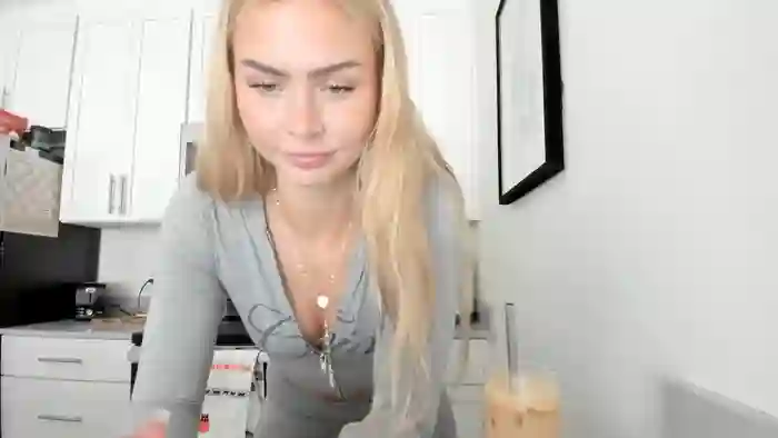 ariah_is_blonde