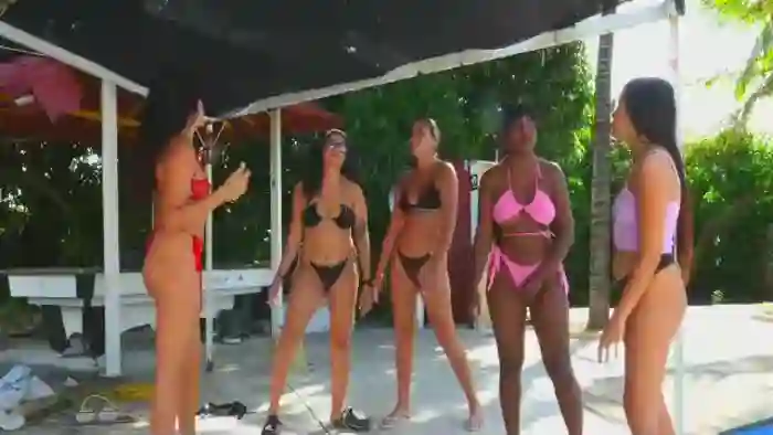 mansion-girls