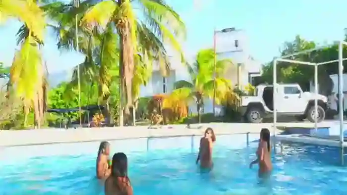 mansion-girls