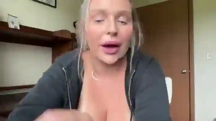 KissMyTitsPls