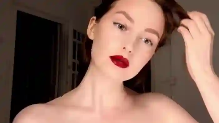 Red_Lips_Girl