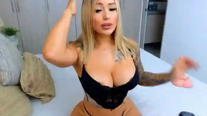 Mia_hott_