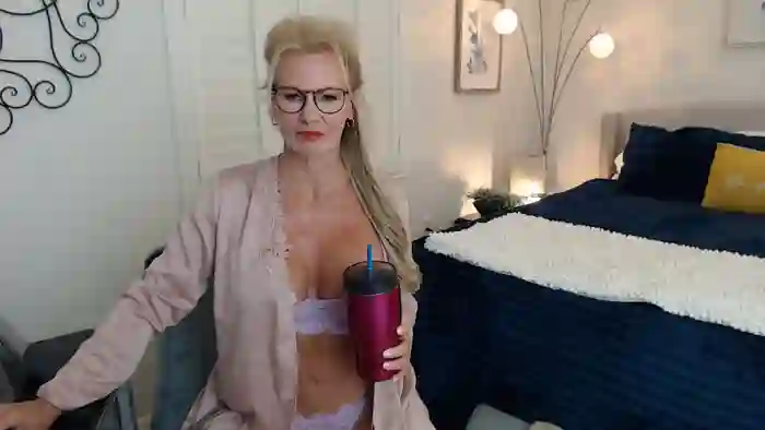 BlondeMILFxo