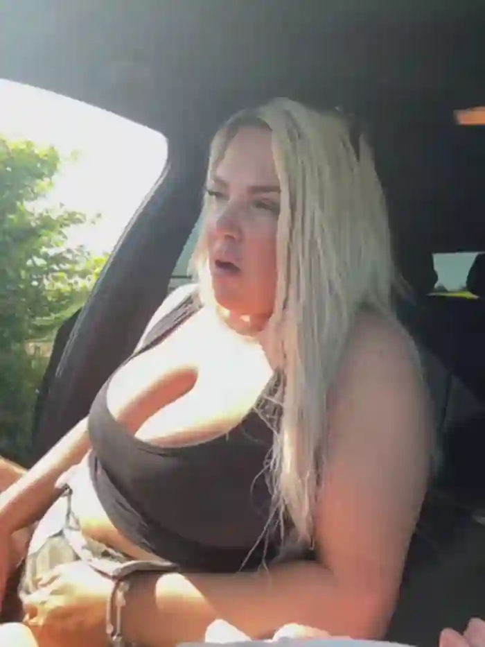 Bustyblondebabe32