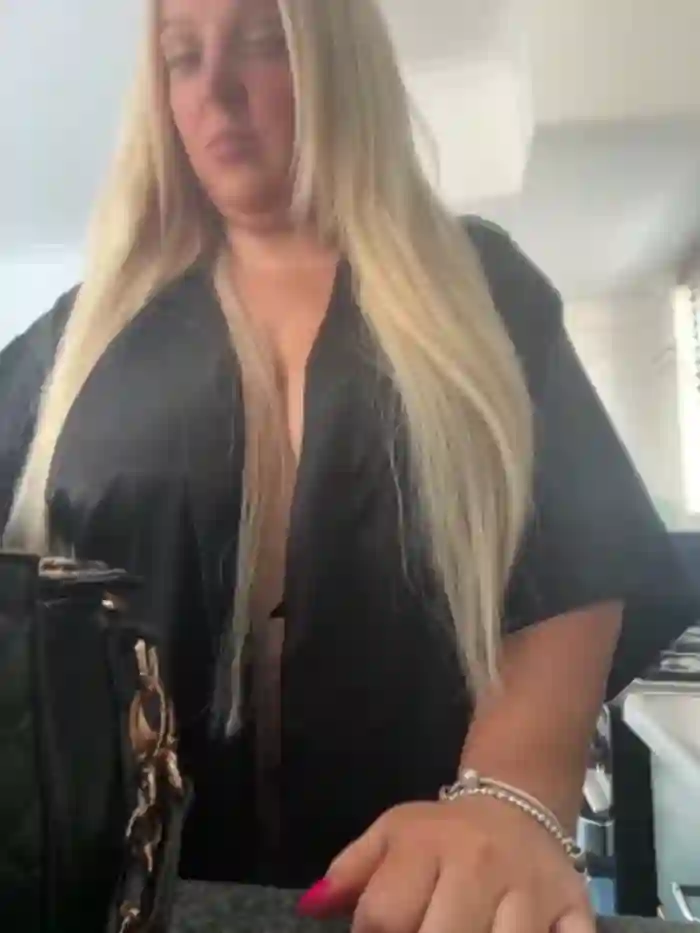 Bustyblondebabe32