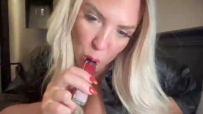 Bustyblondebabe32